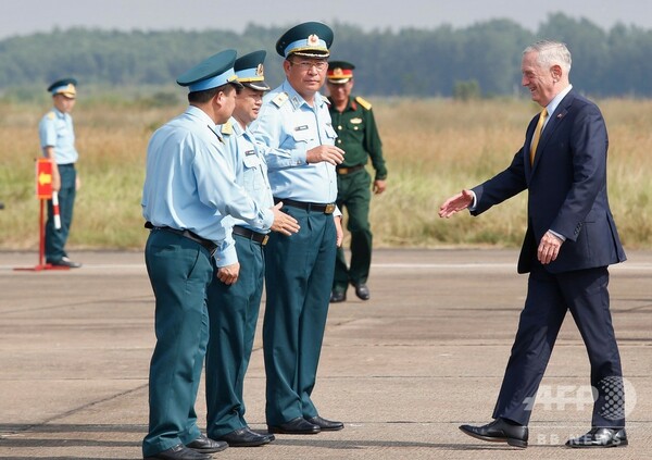 ベトナム訪問中の米国防長官、かつての枯れ葉剤貯蔵施設跡を訪問