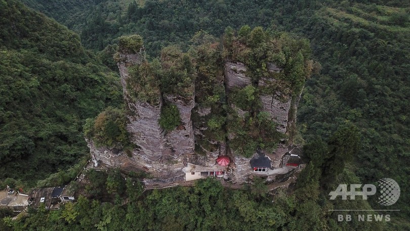 大きな「手のひら」が山中に露出 貴州省の七柱山 大きな「手のひら」が山中に露出 貴州省の七柱山