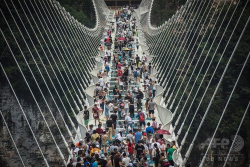 世界最長のガラス橋、開通から2週間たたずに閉鎖 中国 世界最長のガラス橋、開通から2週間たたずに閉鎖 中国