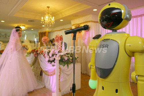 「世界初」、ロボットが司会者を務める結婚式 「世界初」、ロボットが司会者を務める結婚式