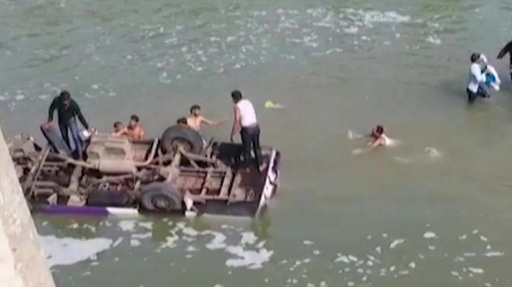 動画：結婚パーティーが一転…バス転落事故で24人死亡 インド