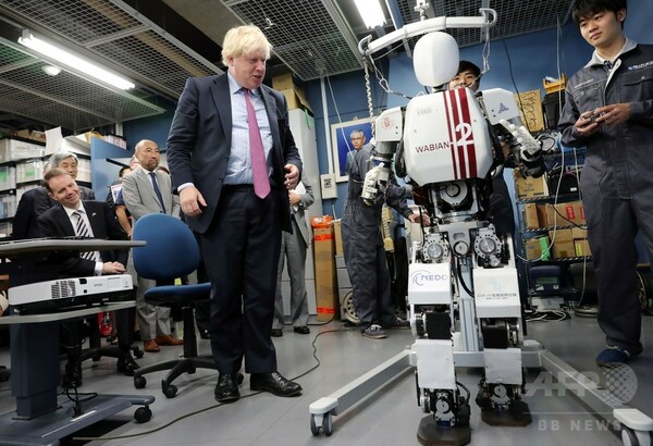 英外相、人型ロボットと対面 早稲田大学訪問で