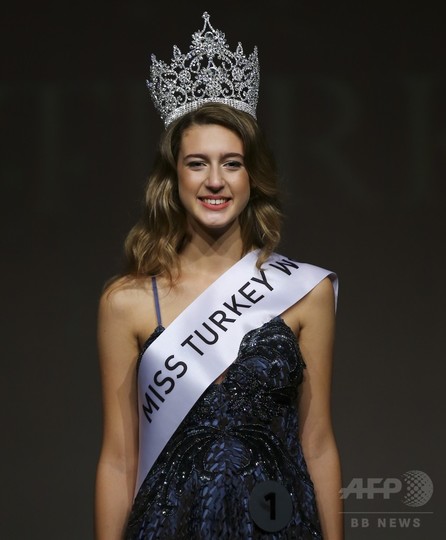 ミス・トルコ、王冠剥奪 自分の月経になぞらえクーデター未遂について投稿 ミス・トルコ、王冠剥奪 自分の月経になぞらえクーデター未遂について投稿