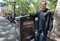 米ニューヨーク・マンハッタンにあるサラ・D・ルーズベルト公園で、写真撮影に応じる同市衛生局でネズミ駆除チームを率いるリック・シメオネ氏（2018年6月7日撮影）。(c)AFP PHOTO / Don EMMERT