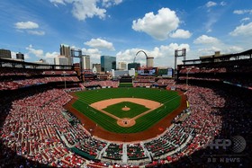 MLBの試合中に「流れ弾」、球場内の観客に当たる 女性軽傷 MLBの試合中に「流れ弾」、球場内の観客に当たる 女性軽傷