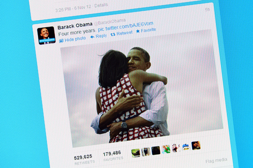 オバマ夫妻のハグ写真、SNSで新記録達成
