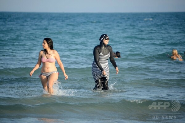 フランスで相次ぐイスラム女性用の水着禁止に波紋