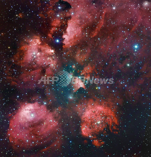 夜空に輝く赤い肉球、「猫の手星雲」 夜空に輝く赤い肉球、「猫の手星雲」