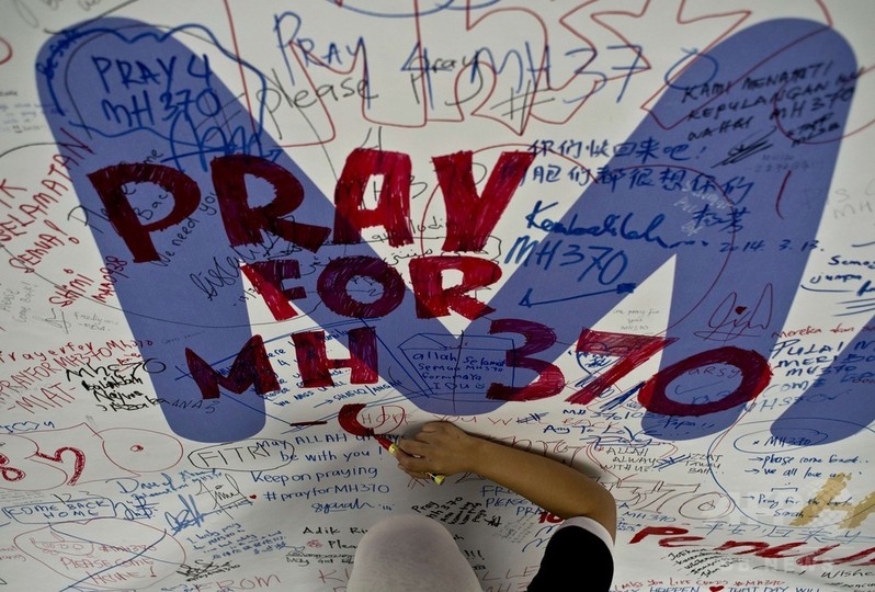 マレーシア当局、MH370便は「墜落して全員死亡」と正式発表 マレーシア当局、MH370便は「墜落して全員死亡」と正式発表