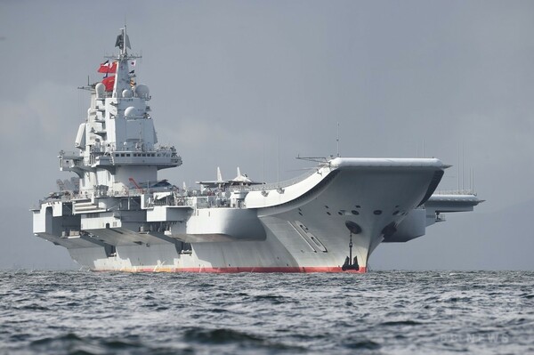 中国の空母「遼寧」が香港に寄港 軍事力を誇示
