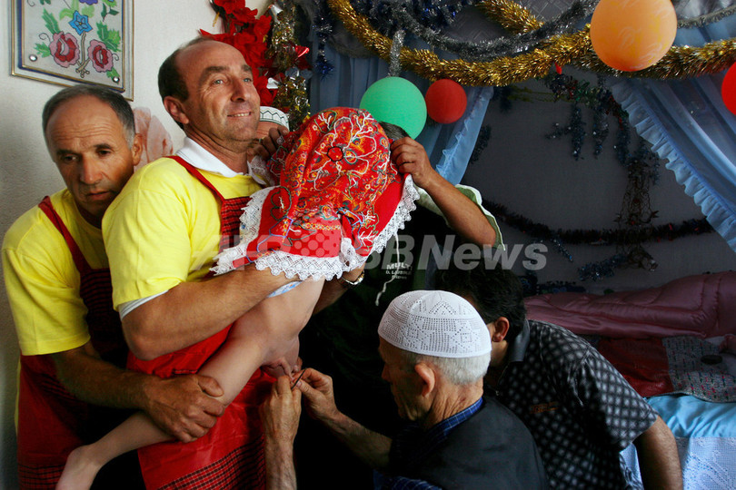 コソボの村の一風変わった割礼祭 写真12枚 国際ニュース：AFPBB News