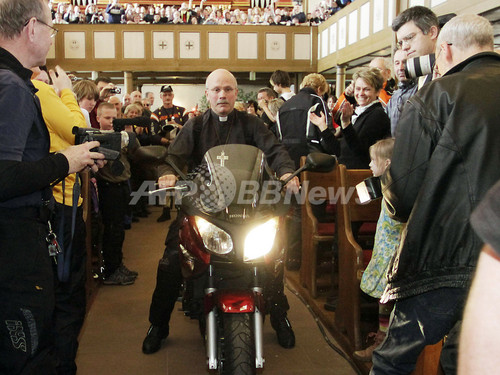 ドイツの牧師、バイクにまたがり祭壇で説教 ドイツの牧師、バイクにまたがり祭壇で説教