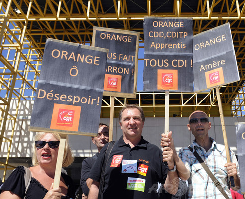 フランス、職場のストレス深刻化 人員削減などで自殺者も