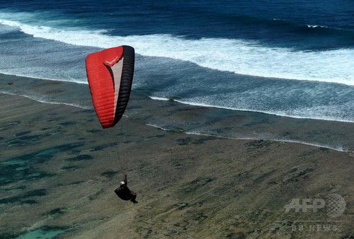 バリ島の空を舞うパラグライダー120機、世界記録更新 インドネシア バリ島の空を舞うパラグライダー120機、世界記録更新 インドネシア