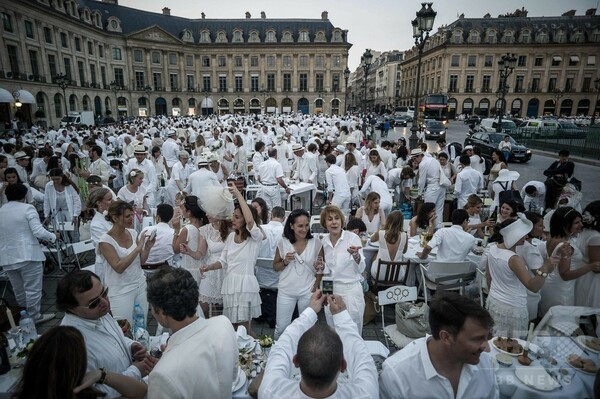 パリの超一等地で「白い宴」、上流階級気分の屋外ディナー