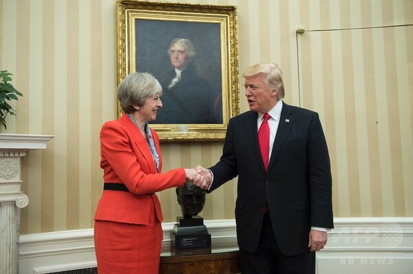 トランプ大統領、メイ英首相と会談 「特別な関係」強調
