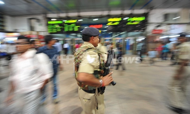 インド警官、勇敢賞欲しさに襲撃事件を自作自演 インド警官、勇敢賞欲しさに襲撃事件を自作自演
