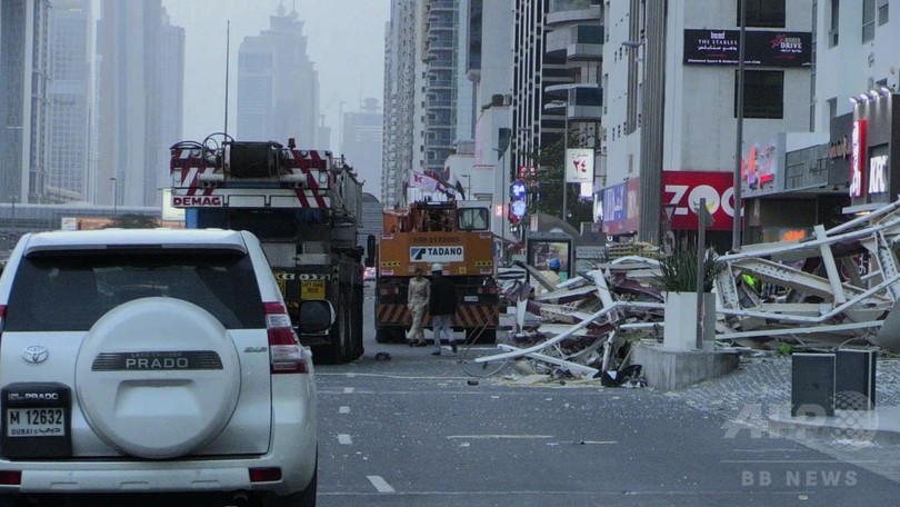 UAEで大荒れ天気、強風でクレーン事故 珍しい雪も UAEで大荒れ天気、強風でクレーン事故 珍しい雪も