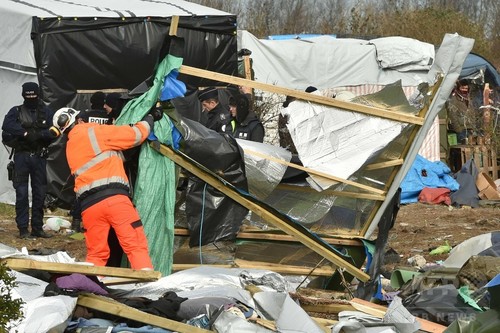 フランス 難民キャンプ ジャングル 解体作業が始まる 難民 移民 外国人労働者