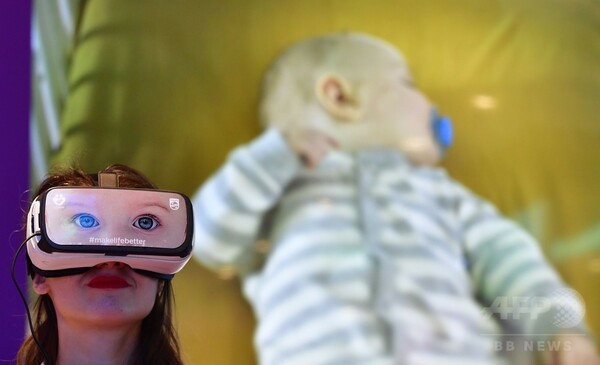 IFA17、「透明テレビ」から赤ちゃん監視用VR眼鏡まで 最先端製品ずらり ドイツ