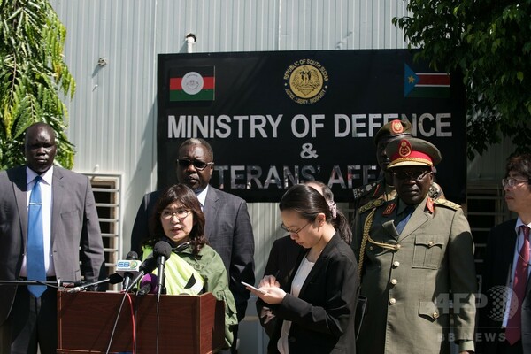 稲田防衛相、南スーダン派遣施設隊を視察