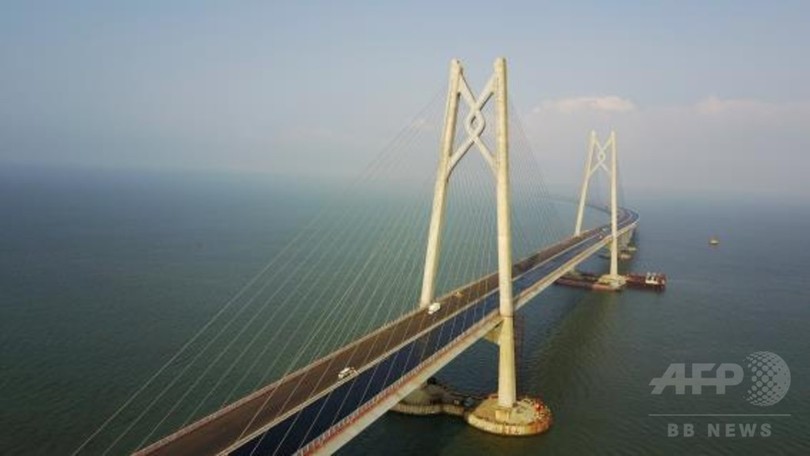 港珠澳大橋、珠海側出入国ゲートビルと交通センターが繋がる 港珠澳大橋、珠海側出入国ゲートビルと交通センターが繋がる