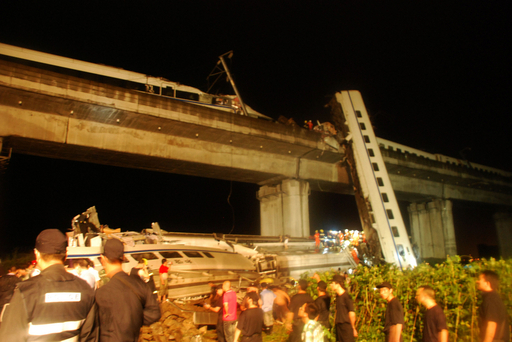 中国で高速鉄道事故、33人死亡