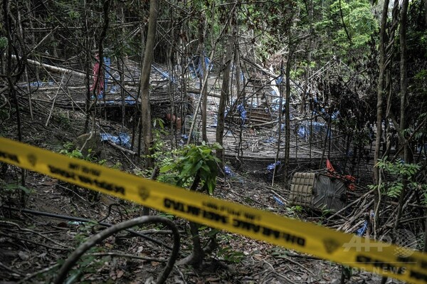 マレーシア警察、人身売買組織施設の埋葬地掘り起こし作業を開始