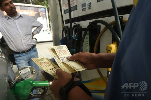 インド旧紙幣、ガソリンスタンドでの使用期限が突然前倒し
