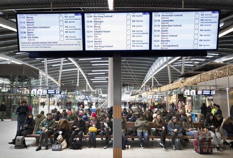 オランダに冬の嵐、暴風で交通がまひ オランダに冬の嵐、暴風で交通がまひ