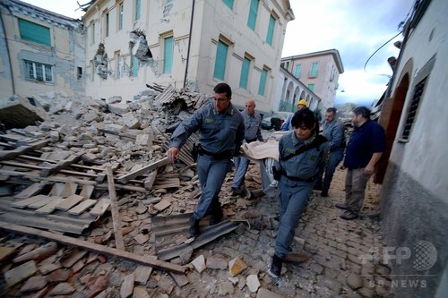 イタリア中部でM6.2の地震、少なくとも10人死亡 建物多数が倒壊