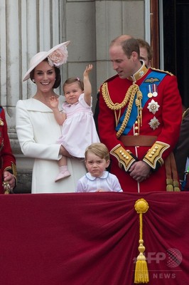 英女王90歳祝賀行事、王室メンバー集結