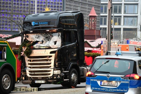 ベルリンのトラック突入、拘束されたのは亡命希望者の男性