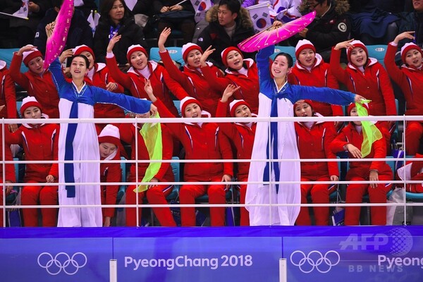 南北合同チーム初戦で北朝鮮「美女応援団」が声援、アイスホッケー女子