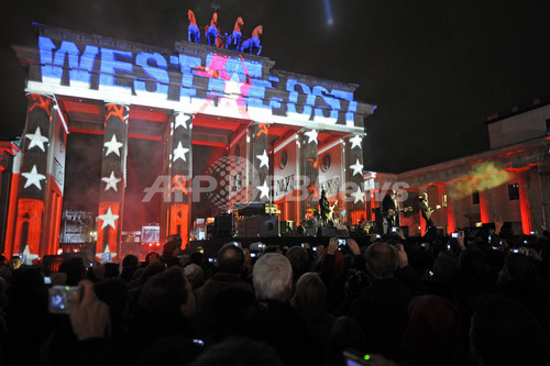 U2、ベルリンで「壁崩壊20年周年記念」の野外無料ライブ U2、ベルリンで「壁崩壊20年周年記念」の野外無料ライブ