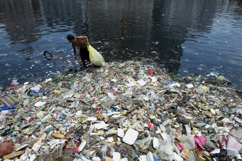 海に流出するプラスチックごみ、年間800万トン 中国が最多