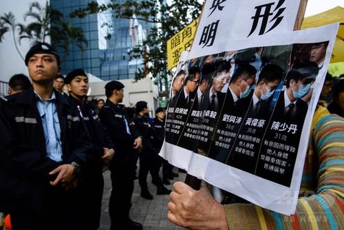 民主派デモ参加者への暴行、警官7人に禁錮2年 香港 民主派デモ参加者への暴行、警官7人に禁錮2年 香港