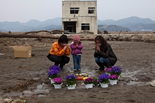 東日本大震災から1か月、各地で黙とう