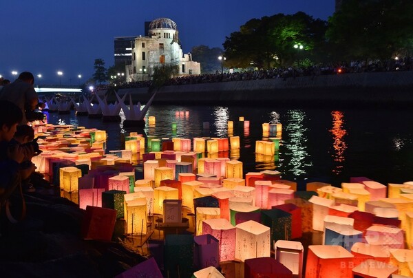 広島で平和祈る灯籠流し、原爆投下から70年