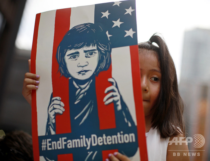 米移民親子引き離し、裁判所の期限後も子ども700人超が政府保護下に 米移民親子引き離し、裁判所の期限後も子ども700人超が政府保護下に