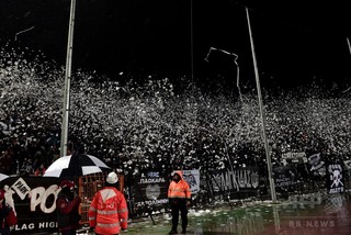 サッカーファンがTV生放送を使いリーグの処分に抗議、ギリシャ サッカーファンがTV生放送を使いリーグの処分に抗議、ギリシャ