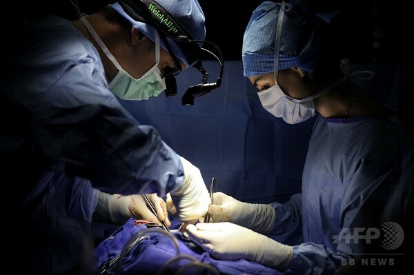 「世界一困難な顔面移植」にスペイン病院が成功