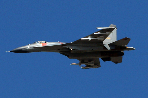 中国の最新鋭国産戦闘機「殲」、北京上空で訓練飛行