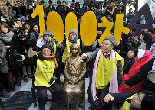 ソウルの日本大使館前に慰安婦象徴する少女像、韓国
