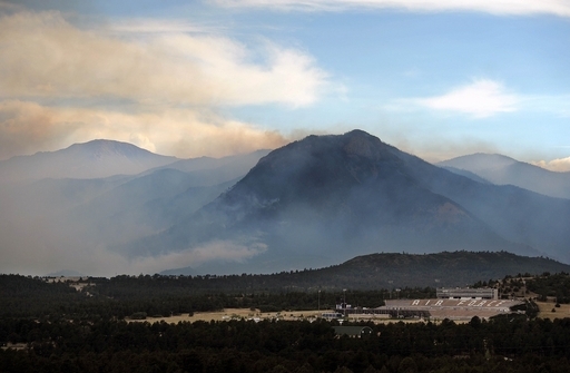 米コロラド州で大規模な山火事、3万6000人が避難