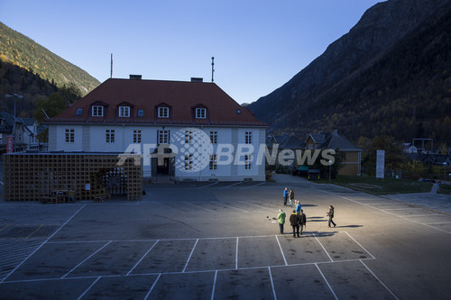 巨大鏡で谷底に日だまりを、ノルウェー山間の町で100年越しの計画実現 巨大鏡で谷底に日だまりを、ノルウェー山間の町で100年越しの計画実現