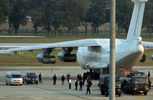 緊急着陸の貨物機から大量の武器、乗員5人を拘束 タイ・バンコク