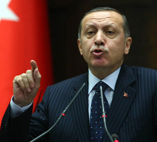 「シリア大統領は退陣せよ｣、トルコ首相が演説