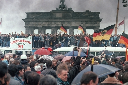 ベルリンの壁崩壊から20年、写真でふり返る熱狂
