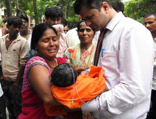 インドの病院で子どもが相次ぎ死亡、5日間では60人 インドの病院で子どもが相次ぎ死亡、5日間では60人